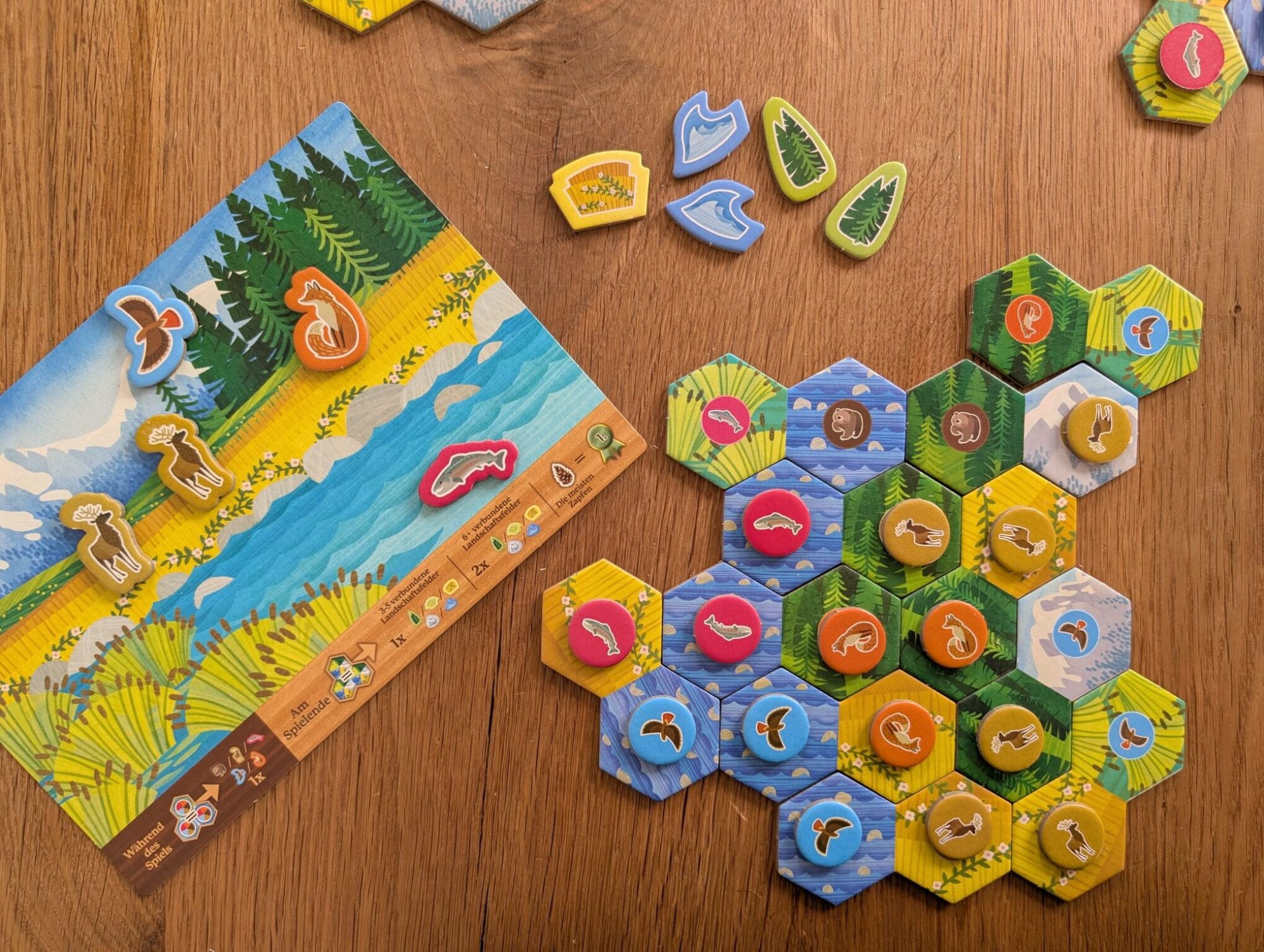 Landschaftstableau mit den Tieren, die bereits eingezogen sind. Außerdem sind die 11 zusammengepuzzelten Plättchen zu sehen.