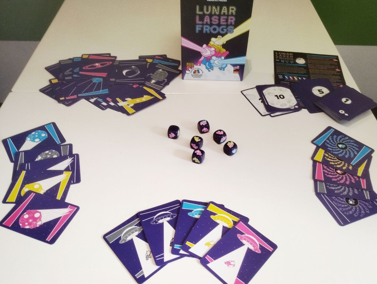 Luna Laser Frogs: Karton und Spielmaterial