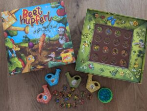 Auf dem Bild ist die Schachtel und der Spielinhalt des Spiels Beethupferl zu sehen.