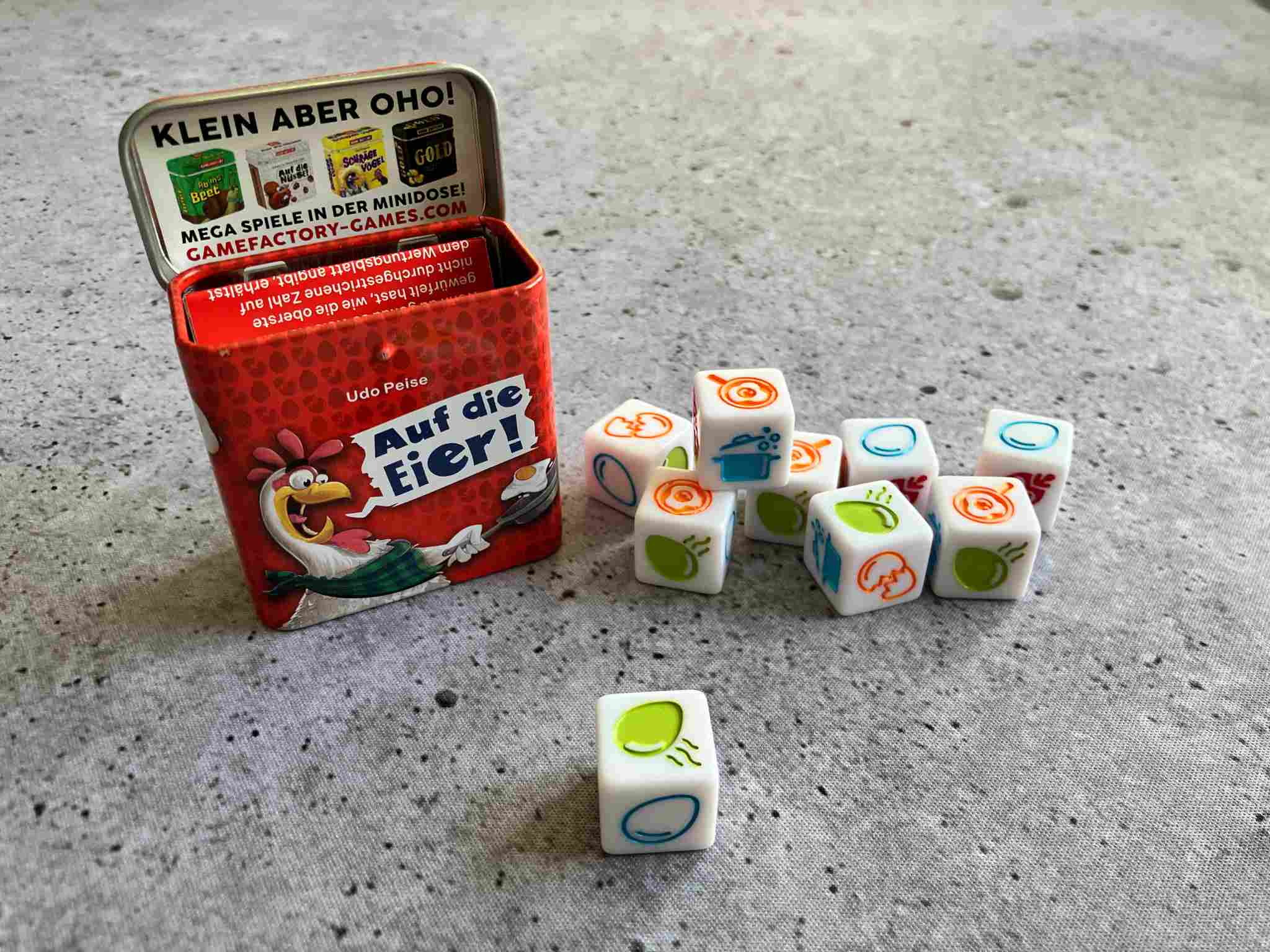alle 9 Würfel stehen vor der kleinen Metalldose.