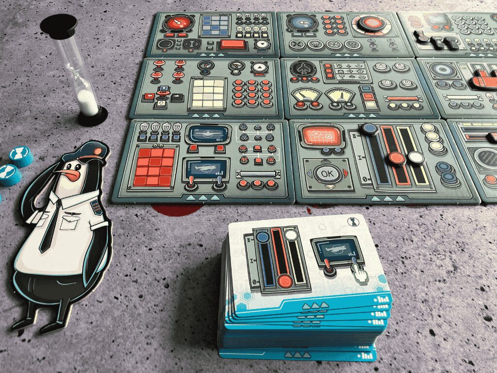 Penguin Airlines: Spielszene etwas näher - eine Anweisung liegt offen auf dem Stapel.