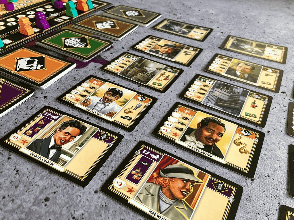 5 Kartenreihen im Spielgeschehen, sie zeigen Gesichter berühmter Personen aus der Zeit der Prohibition.