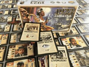 Blick auf ein Kartenstilleben aus Cotton Club vor der kleinen Spielschachtel