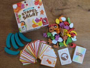 Auf dem Bild sind alle Bestandteile des Spiels Stapelsalat zu sehen.