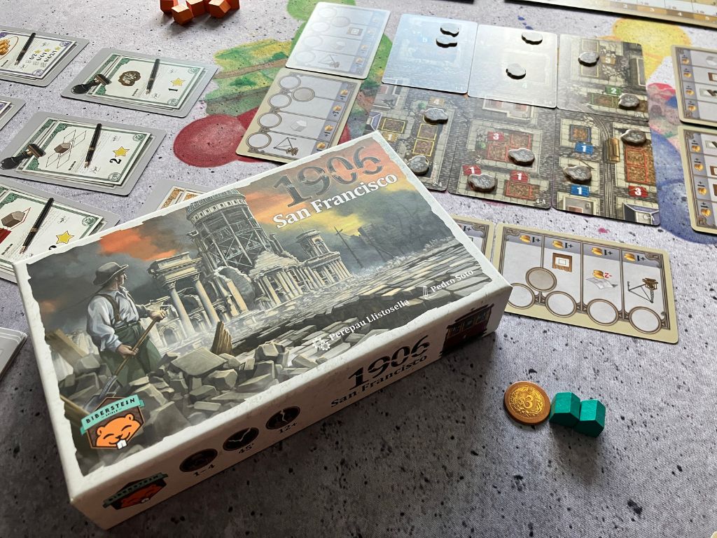 1906 San Franzisco: Spielszene, die kleine Spielschachtel liegt auf einem Teil des Spielmaterials.