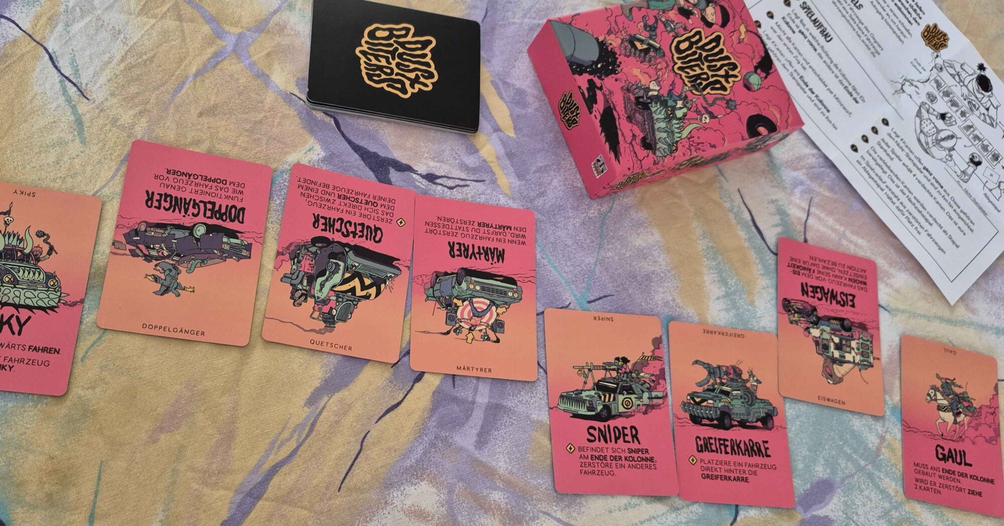 Dustbiters von King Racoon Game - Spielsituation, Karten liegen in einer Reihe aus