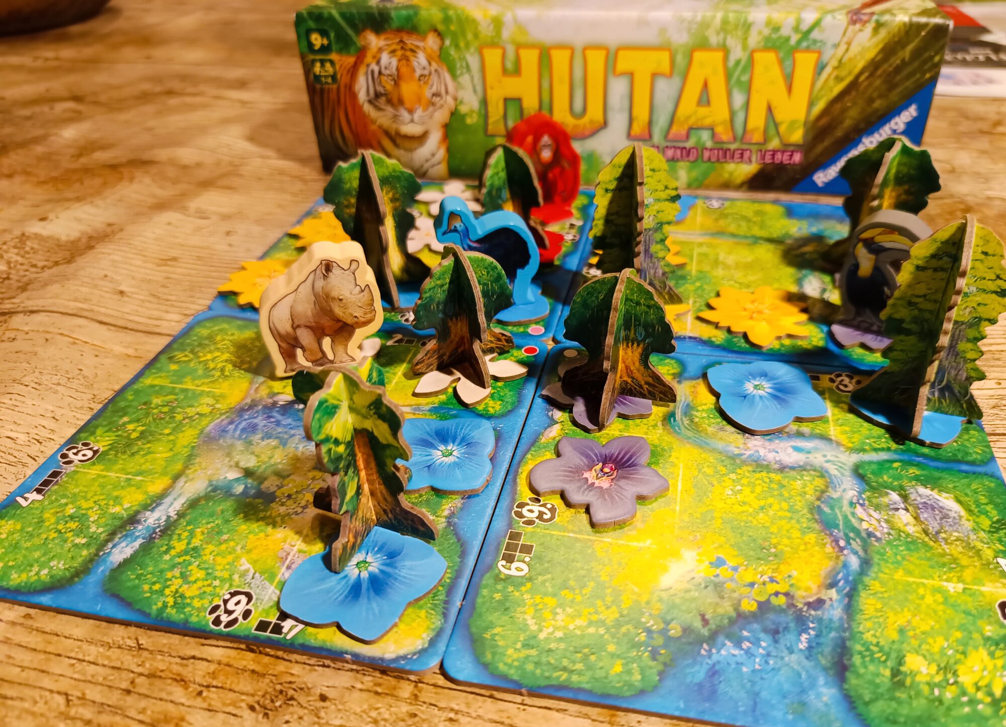 Hutan: Die Tiere sind aus Holz. Die Pappmarker sehen optisch hübsch aus und wirken hochwerig.