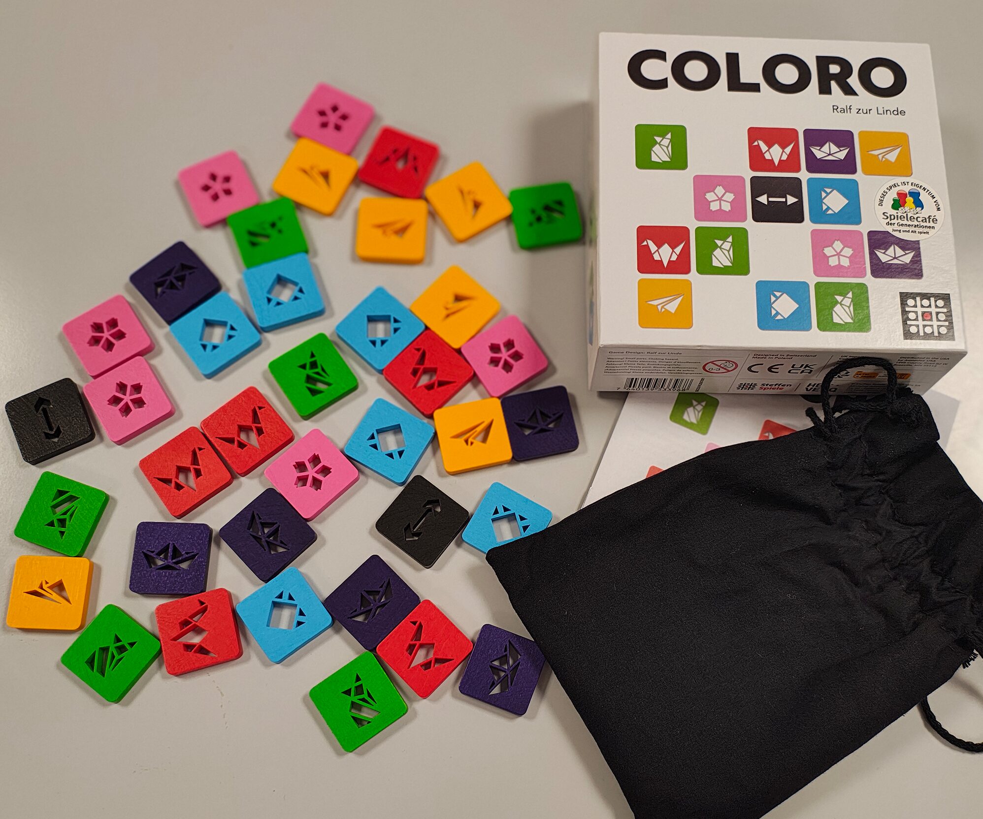 Coloro von HELVETIQ: Spielmaterial (37 Holzplättchen und ein Stoffbeutel - mehr braucht es nicht)