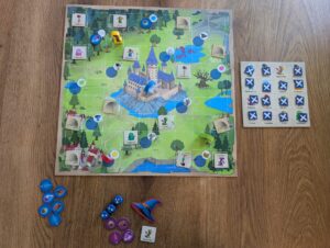 Verflixt Verzaubert: Auf dem Foto ist der Spielplan mit allen Plättcen aufgebaut. Gerade jetzt haben die Ermittler herausgefunden, wer der Dieb ist, doch auch der Geist hat die vier magischen Gegenstände bereits gesammelt und ist als Erstes beim Schloß angekommen und konnte somit entwischen.