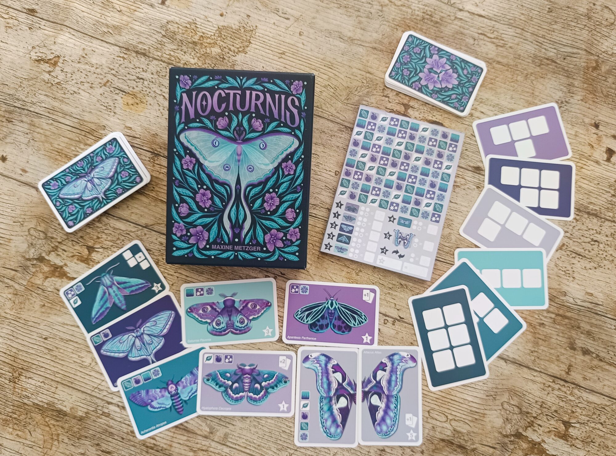 Nocturnis: Spielschachtel mit Inhalt.