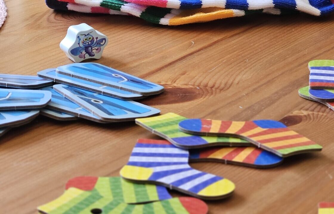 Socken zocken: Spielplättchen und Holzfigur