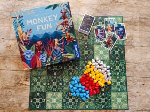 Spieleschachtel mit Inhalt. Die Affen kann man auf dem Spielplan gut unterscheiden.