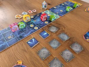 Cosmic Race: Auf dem Foto ist das Spiel mitten im Spielzug zu sehen. Der Rote Spieler deckt die Bewegungsplättchen auf und macht seinen Zug.