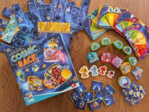 Auf dem Bild ist das Spiel "Cosmic Race" zu sehen mit dem gesamten Inhalt der Schachtel.