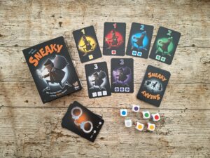 In der Spieleschachtel sind Würfel und Karten.