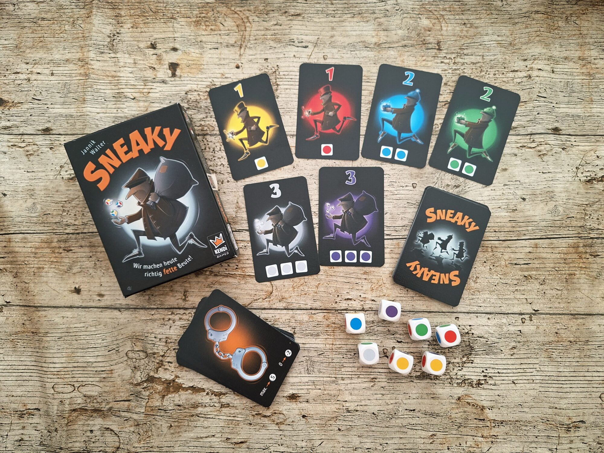 In der Spieleschachtel sind Würfel und Karten.