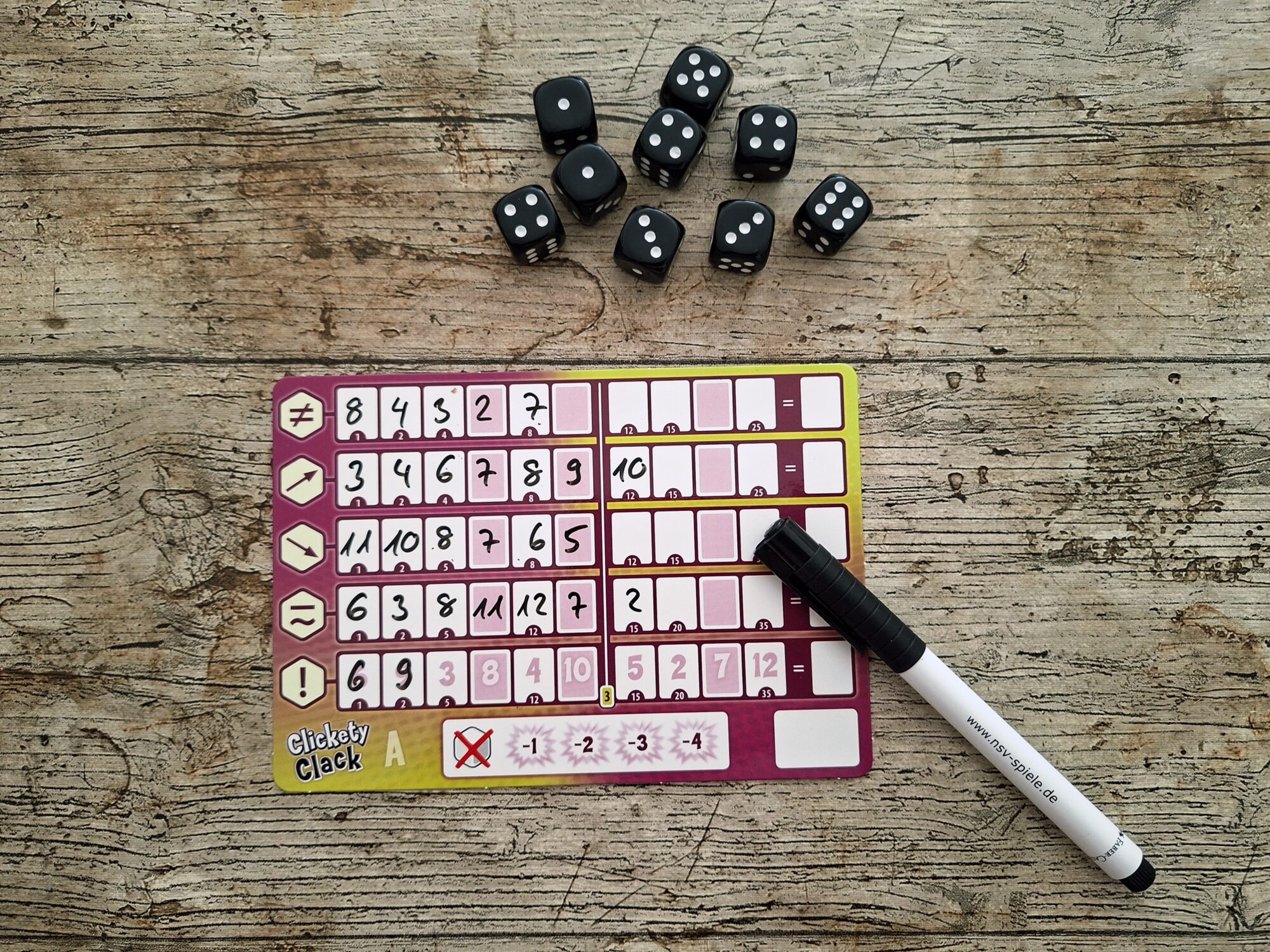 Clickety Clack: Zahlen werden auf dem Brett eingetragen.