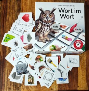 Wort im Wort: Karton und Spielmaterial
